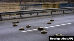  Протитанкові міни, встановлені на мості в місті Буча, 2 квітня 2022 року