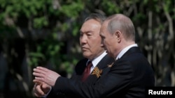 Президент Казахстана Нурсултан Назарбаев и президент России Владимир Путин в Москве 9 мая 2016 года.