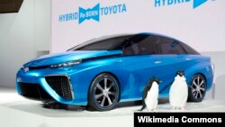  Toyota FCV که سوختش هیدروژن است و آب از اگزوز آن خارج می‌شود