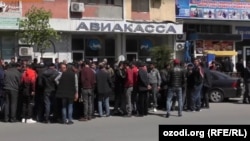 Uçar biletini almak üçin nobata duran täjigistanlylar (illýustrasiýa suraty) 