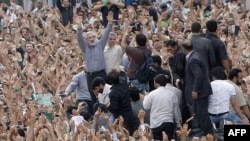 میرحسین موسوی در راهپیمایی مسالمت‌آمیز ۲۵ خرداد در تهران