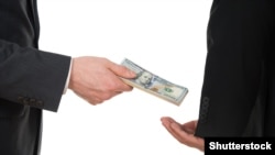 Мулозимлардан 2 нафари 12 минг доллар пора олаётганда ушланган.