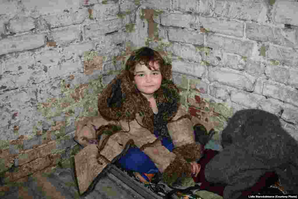 Даринчине «спальне» корито в підвалі-«бомбосховищі». Село Луганське Донецької області, яке перебуває під контролем українських військ, але зазнає обстрілів з боку бойовиків