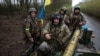 Українські військовослужбовці в зоні бойових дій на Харківщині. Фото пресслужби Сухопутних військ України, що було оприлюднене 19 квітня 2022 року 