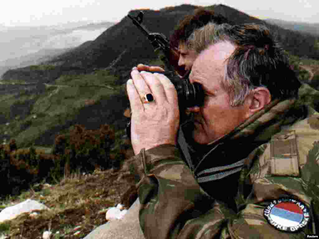 16 aprel 1994. Mladic Bosniyanın Gorazde şəhərin yaxınlığında müsəlman qüvvələrlə döyüşü izləyir.
