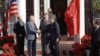 Udhëheqësi sovjetik Mikhail Gorbachev (i dyti nga e majta) shtrëngon duart me nënpresidentin, George Bush, ndërsa presidenti Ronald Reagan qëndron pas tyre para bisedimeve në Nju Jork në dhjetor të vitit 1988.