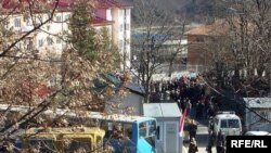 Protestuesit serbë para gjykatës në Mitrovicë, 14 mars 2008