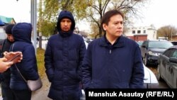 Қарасай ауданы полиция басқармасының алдында тұрған Жанболат Мамай (оң жақта). 11 қараша 2019 жыл.