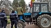 Agricultorii organizează o nouă acțiune de protest și au pornit, miercuri dimineață, cu tehnica agricolă, din mai multe regiuni spre Chișinău.