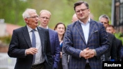 Дмитро Кулеба (праворуч) і Жозеп Боррель повідомили про розмову 21 квітня