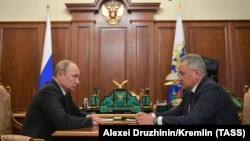 Președintele Vladimir Putinla o întîlnire cu ministrul apărării Sergei Șoigu