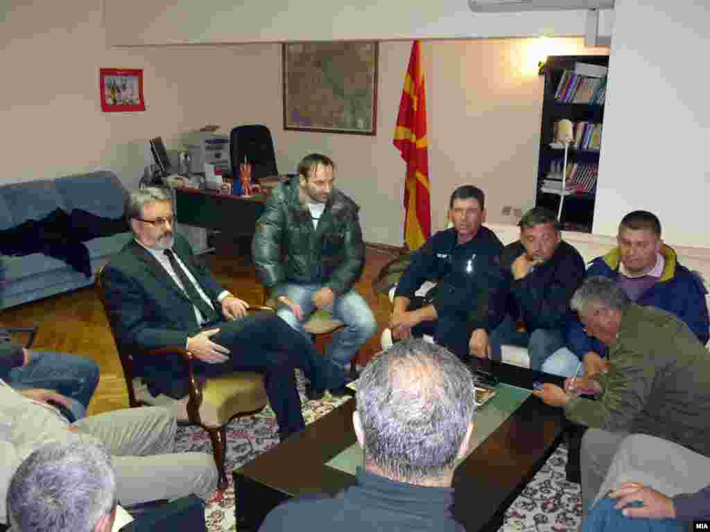 Македонците беа евакуирани од Либија. Дојдоа во Софија, ги пречека Ханџиски. Февруари 2011. 