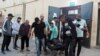 Palestinienii cară cadavrul unuia din voluntarii organizației WCK uciși luni, la spitalul din Deir Al-Balah (Gaza).