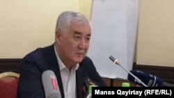 Журналист Амиржан Косанов во время пресс-конференции в Алматы, 26 апреля 2019 года.