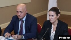 ՎԶԵԲ-ի Երևանի գրասենյակի ղեկավար Դիմիտրի Գվինդաձեն և Կովկասի տարածաշրջանային տնօրեն Կատարինա Բյորլին Հանսենը մամուլի ասուլիսի ժամանակ։