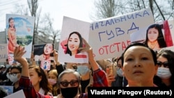 Уурдалып, өлтүрүлгөн Айзада Канатбекованын окуясынан кийинки Ички иштер министрлигинин алдындагы акция. 2021-жылдын 8-апрели. Бишкек, Кыргызстан. 