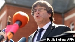 Carles Puigdemont adresîndu-se presei la eliberarea sa din arest 