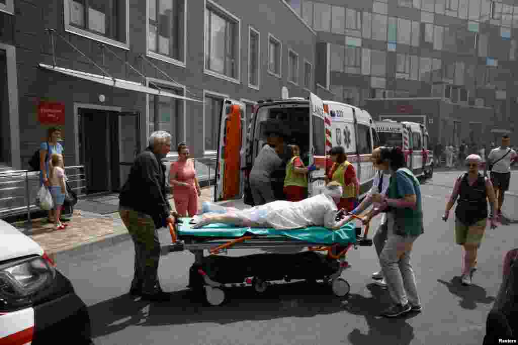 Un cadru medical rănit și scos pe targă din spital. 