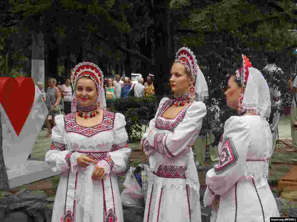 На празднике ялтинской улицы выступил ансамбль «Воронежские девчата»
