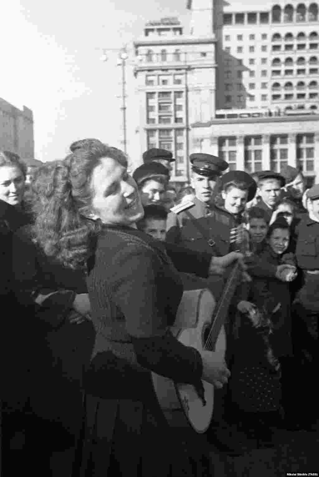 Женщина поет в центре Москвы. Празднования начались на день позже – 9 мая. 