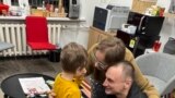 Освобожденный журналист Белорусской службы Радио Свобода Андрей Кузнечик встречается с семьей в Вильнюсе
