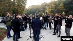 Orbán Viktor miniszterelnök a sajtónak nyilatkozik, miután leadta voksát az önkormányzati választásokon 2019. október 13-án.