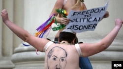 Последняя акция движения FEMEN закончилась для ее участниц плачевно