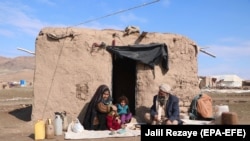 Një familje afgane e zhvendosur nga shtëpia, shihet jashtë një vendbanimi të përkohshëm në Herat. Janar 2020