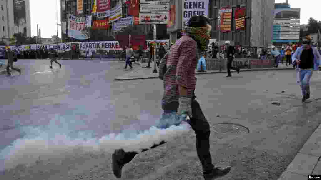 Trg Taksim, Istanbul, 11. juni 2013. Foto: REUTERS / Yannis Behrakis