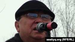 Жазушы Алпамыс Бектұрғанов Жаңаөзен оқиғасының 100 күндігіне орай өткен қарсылық митингісінде сөйлеп тұр. Орал, 24 наурыз 2012 жыл.