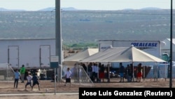 Copii separați de părinți în tabăra de la Tornillo, Texas
