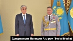 Қасым-Жомарт Тоқаев пен Аян Дүйсембаевқа (оң жақта) генерал-майор шенін берген сәт. 6 мамыр 2019 жыл.