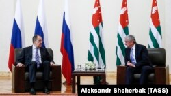 Встреча министра иностранных дел России Сергея Лаврова (слева) с президентом Абхазии Раулем Хаджимбой в Сухуми, 19 апреля 2017 г․