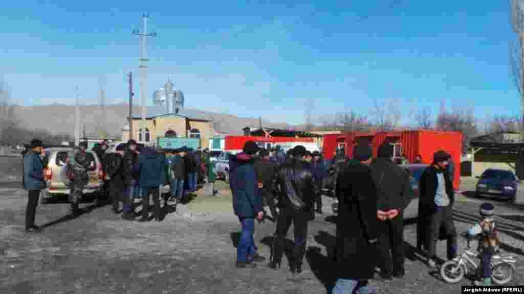 Аҳолии маҳаллӣ дар кӯчаҳо дар Бодканд рӯзи 18-уми январ