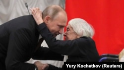 Президент России Владимир Путин и одна из основателей Московской Хельсинкской группы Людмила Алексеева, 2017 год