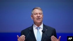 Președintele român Iohannis a primit în 2021 cel mai prestigios premiu pentru politicienii din UE, Charlemagne. Cu ocazia vizitei sale la Washington va primi și un important premiu politic american, decernat de Atlantic Council.