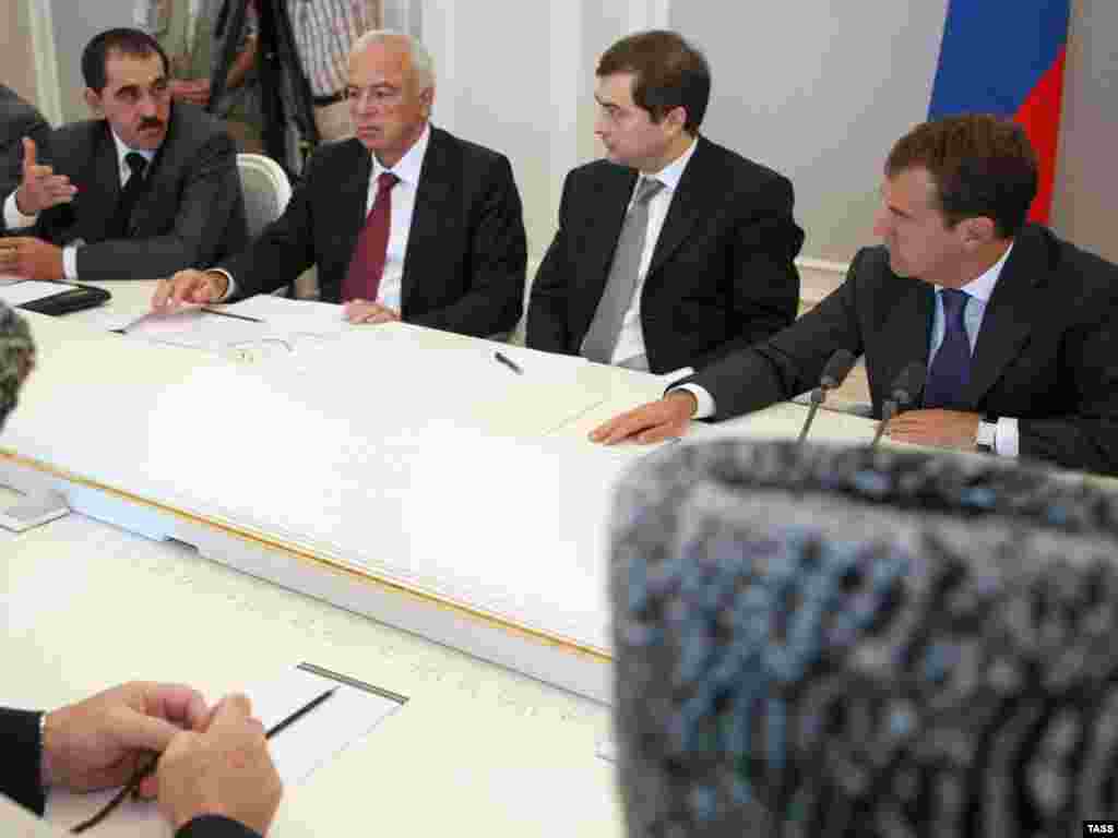 28 августа 2009 года. Во время встречи в сочинской резиденции "Бочаров ручей" главы государства с муфтиями и главами субъектов Северного Кавказа. Справа налево на втором плане - президент РФ Дмитрий Медведев, первый заместитель руководителя адми