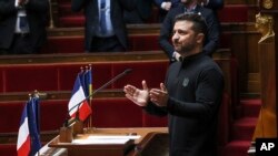 În parlamentul francez, Zelenski a fost primit cu aplauze, dar unii deputați din opoziție au refuzat să asiste la discursul său. Săptămâna viitoare, ar urma să ia cuvântul în parlamentul Germaniei, Bundestag.