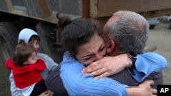 Armenia - Ethnic Armenians who fled Nagorno-Karabakh embrace upon their arrival in the Armenian border village of Kornidzor, September 26, 2023. 