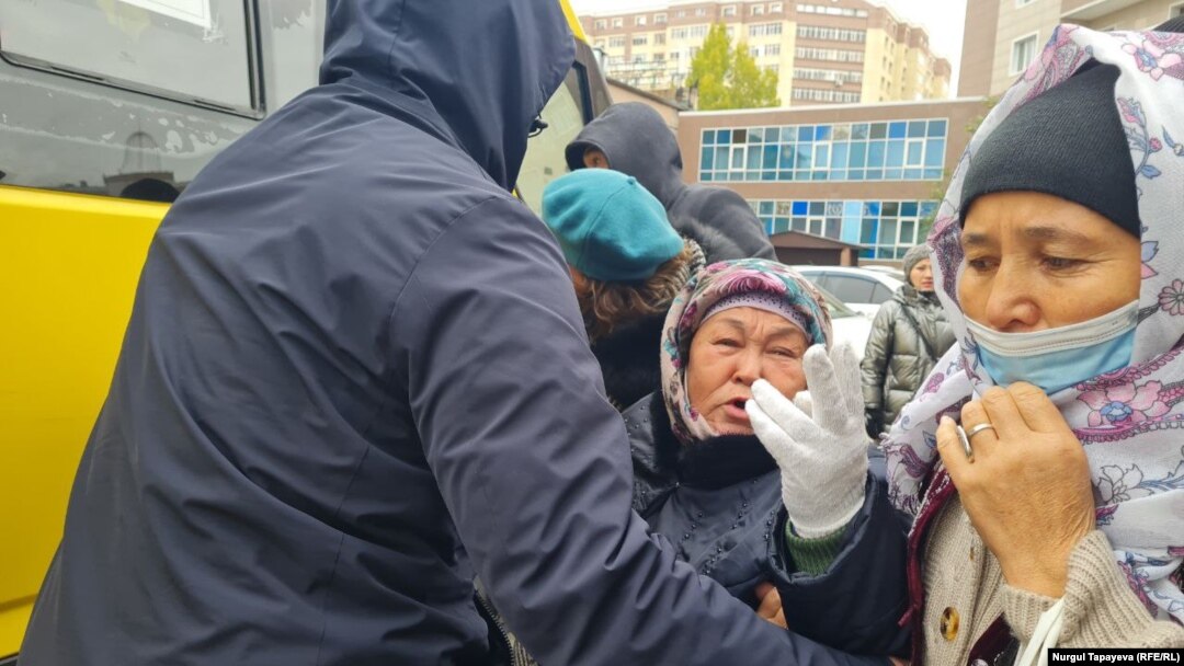 Полицейские задерживают Халиду Акытхан, 65-летнюю пенсионерку, которая требует вернуть трех сыновей, заключенных в тюрьму в Китае, 1 октября 2021 года
