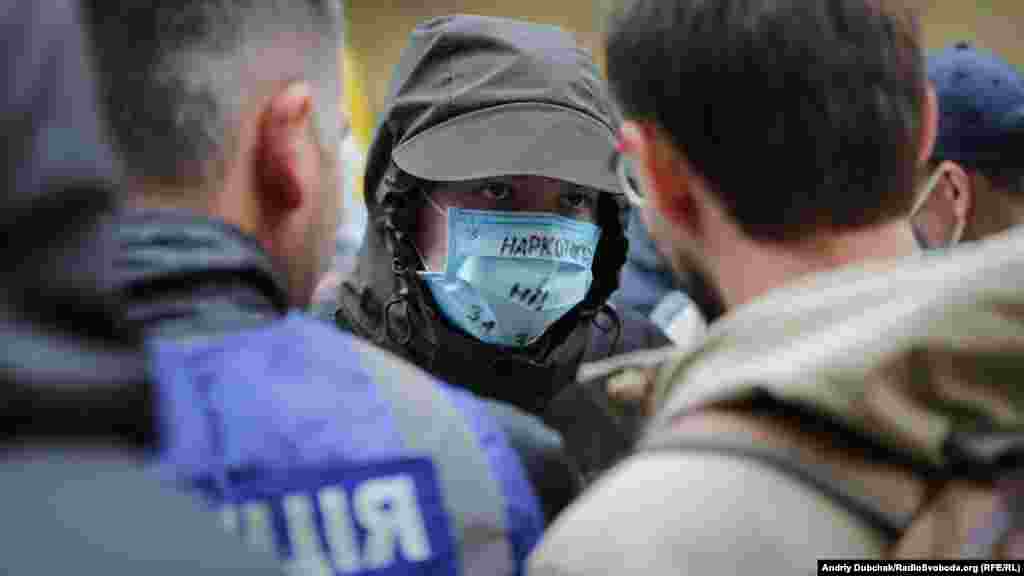 Під час акції кілька невідомих, які приховували свої обличчя, спробували відібрати і порвати кілька плакатів мітингувальників. Невідомі не представилися, але заявили, що вони «за здоровий спосіб життя»