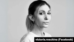 ჟურნალისტი ვიქტორია როშჩინა, რომელიც რადიო თავისუფლებასთანაც თანამშრომლობდა, რუსეთის სამხედრო აგრესიის დაწყებიდან აშუქებდა მის მსვლელობას 