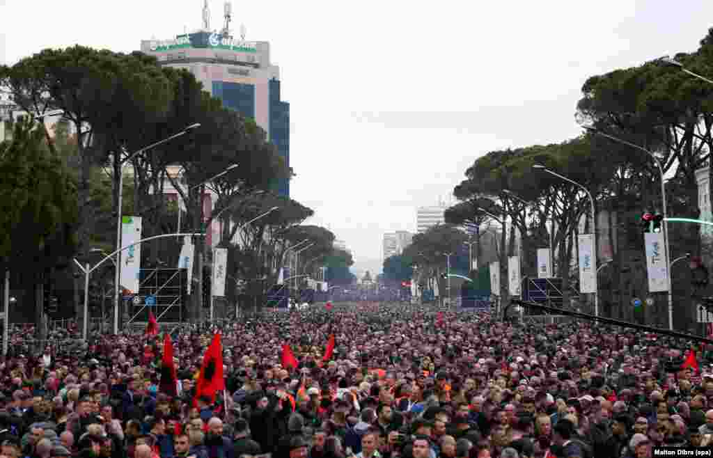 Албания, 2 наурыз: Тиранадағы саяси митинг. 8 наурызда Албанияда Италиядан оралған бір ер адам мен оның әкесінен вирус табылды. Соңғы дерек бойынша, мұнда төрт адам вирустан көз жұмған. 