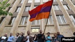 Armenia -- Supporters of Prime Minister Nikol Pashinian block the entrance to the Constitutional Court buildin in Yerevan, May 20, 2019.