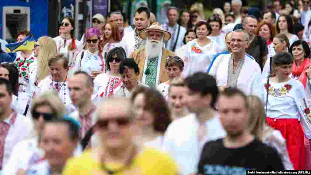 «Вишиванка – моя Україна», – говорить пані Марія, що приїхала на Мегамарш із Чорнобильського району