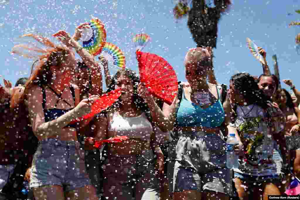 Aktivistët dhe pjesëtarët e komunitetit LGBT gjatë Paradës së Krenarisë në Tel Aviv të Izraelit më 25 qershor, 2021.