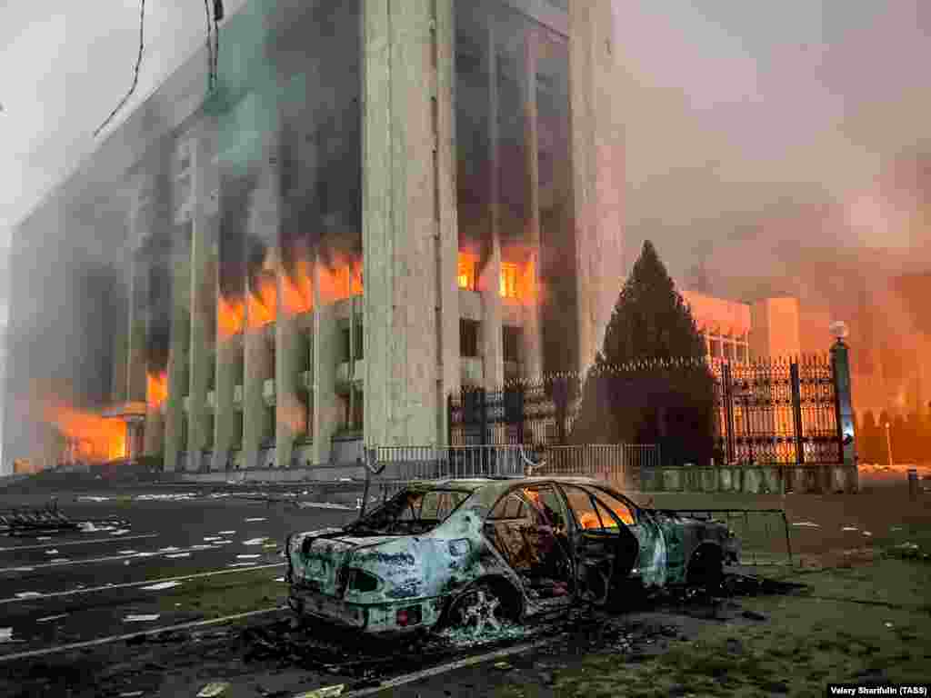 Primăria de la Alma Ata a fost incendiată pe 5 ianuarie 2022 de o mulțime furioasă din cauza creșterii prețurilor la gaz și electricitate în Kazahstan. Protestele au încetat după mai multe săptămâni de violențe, care au avut ca rezultat sute de morți, mii de arestări și venirea trupelor rusești. (TASS/Valery Sharifulin)