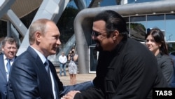 Володимир Путін і Стівен Сіґал у Владивостоці, вересень 2015 року 