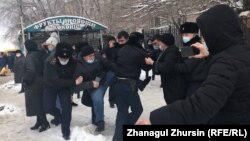 Базар маңында адамдарды ұстап жатқан полиция қызметкерлері. Мұхтар Әблязов жақтастарын осы маңға келуге шақырған еді. Ақтөбе, 27 наурыз 2021 жыл.