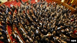 Під час голосування руками у Верховній Раді, 16 січня 2014 року